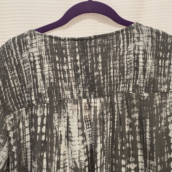 NEW✨TORRID Grey & White Crepe Smocked Blouse - Picture 9 of 11